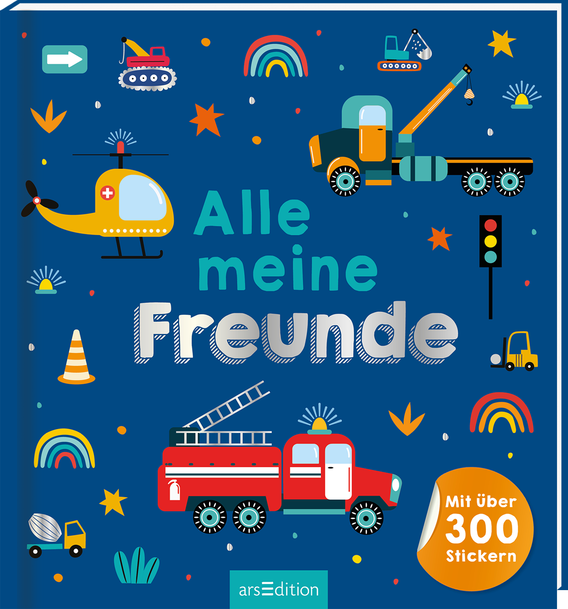 Auf dem Buchcover „Alle meine Freunde“ dominiert ein tiefblauer Hintergrund, auf dem farbenfrohe Fahrzeuge wie ein Helikopter, ein Lkw und ein Feuerwehrauto abgebildet sind. Neben diesen Fahrzeugen sind bunte Elemente wie Regenbögen, Sterne und Piktogramme verteilt. Der Titel ist in hellem Türkis und Grau gehalten und hebt sich gut ab. In der rechten unteren Ecke befindet sich ein runder Button mit dem Text „Mit über 300 Stickern“. Ganz unten mittig steht der Logoschriftzug von...