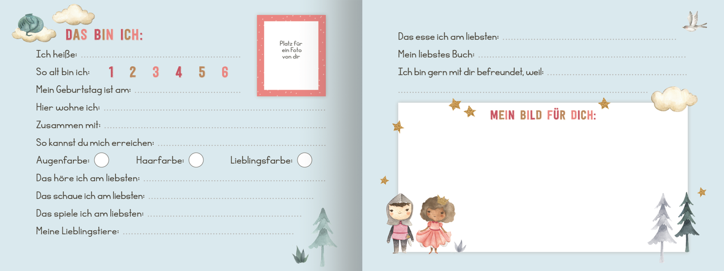 Gezeigt wird eine Innenansicht von „Meine Freunde – Prinzessin“. Die Seite ist in sanften Blautönen gehalten und zeigt oben eine Wolke sowie mehrere kleine Sterne. Links befindet sich ein Bereich mit den Überschriften „DAS BIN ICH:“, gefolgt von leeren Feldern für persönliche Angaben wie Name und Geburtsdatum. Rechts steht „MEIN BILD FÜR DICH:“ über einem weißen Bereich, in dem Kinder zeichnen können. Am unteren Rand sind zwei fröhliche, cartoonhafte Mädchen abgebildet,...