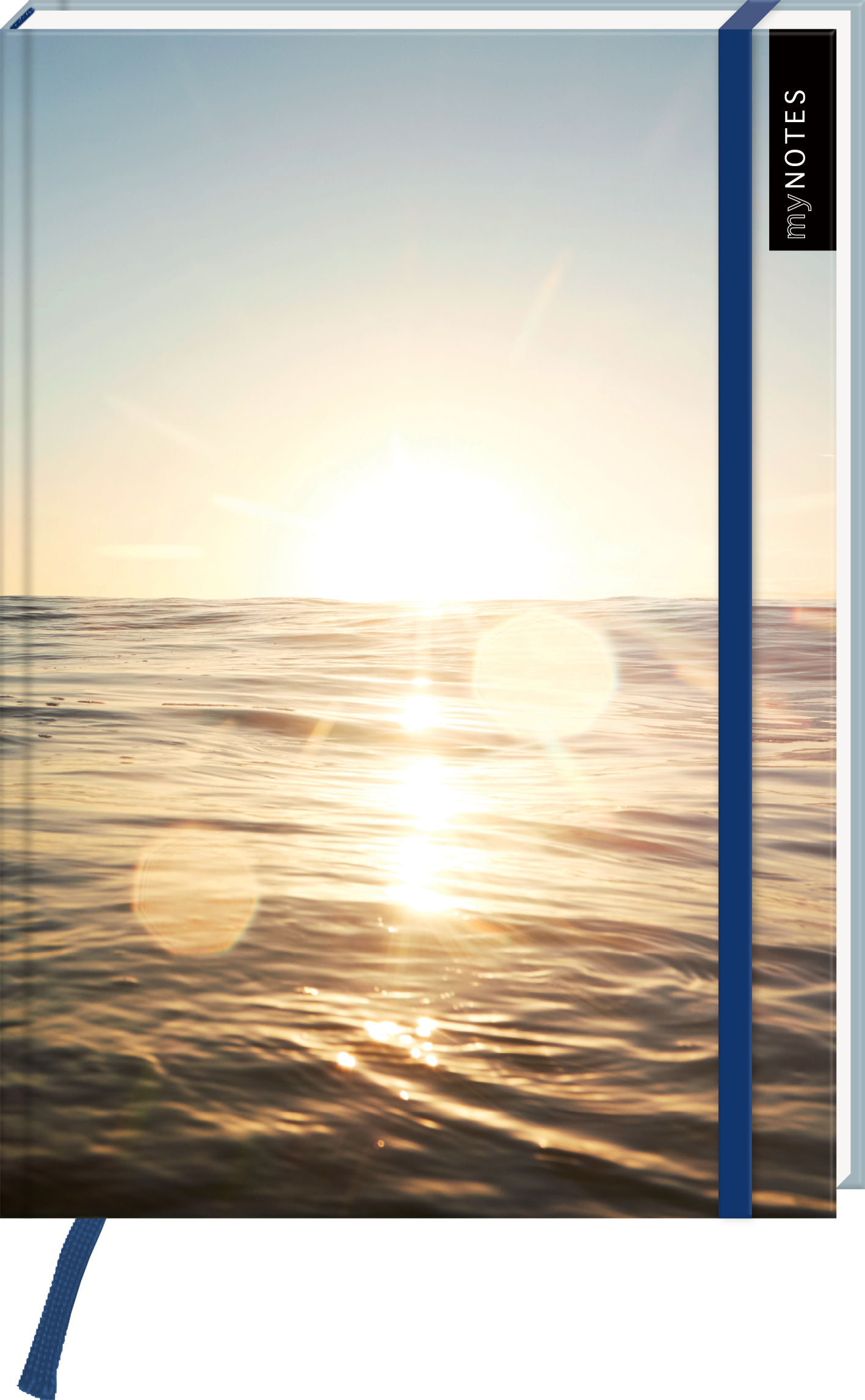 Das Buchcover zeigt eine beruhigende Szene am Meer, wobei die Sonne strahlend über den Horizont aufgeht und das Wasser in sanften Wellen reflektiert. Die Farbpalette besteht aus sanften Blau- und Gelbtönen, die eine harmonische Atmosphäre schaffen. In der oberen rechten Ecke ist der Titel „my NOTES“ in klarer, moderner Schrift platziert. Ganz unten mittig steht der Logoschriftzug von arsEdition.