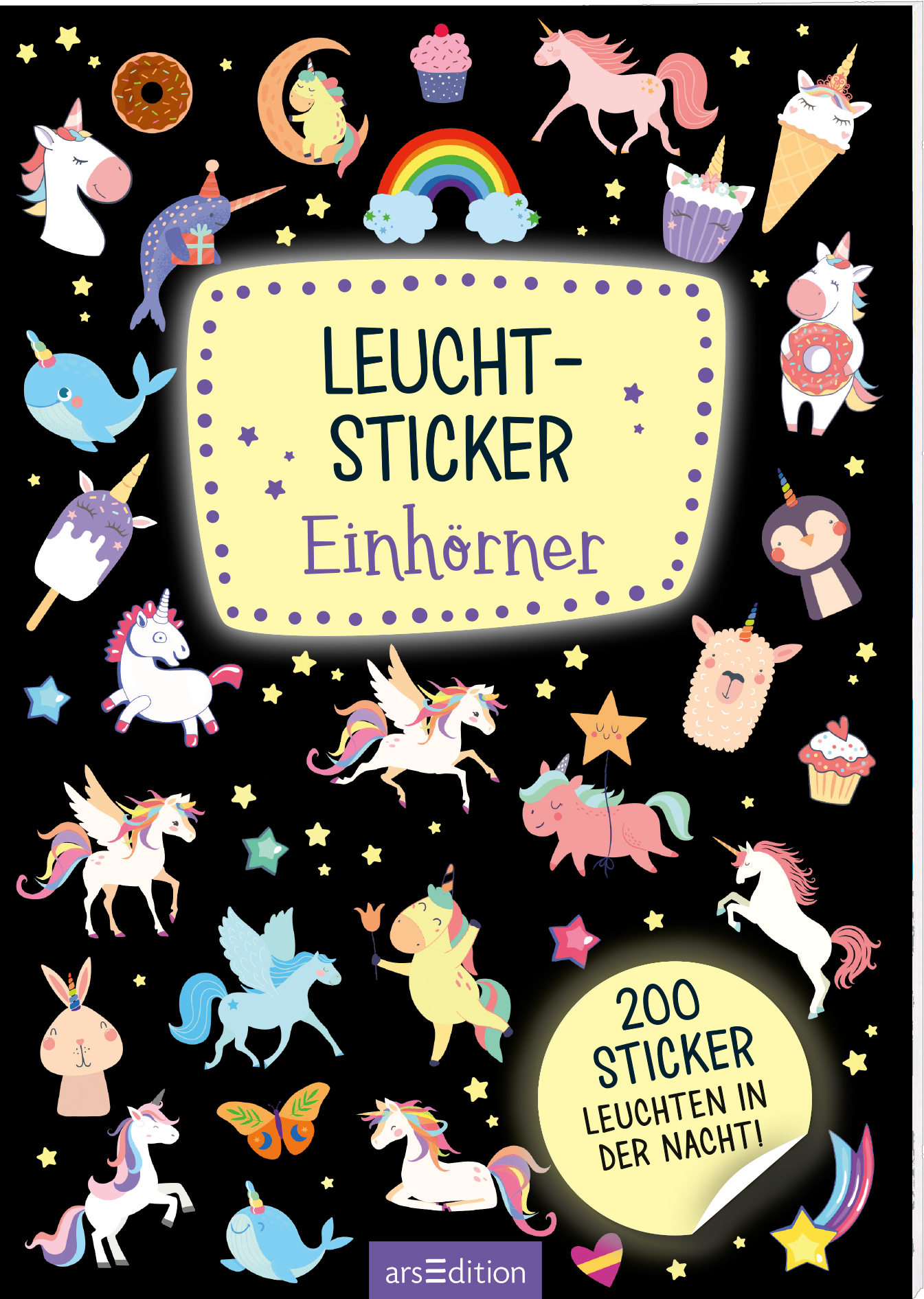 Das Buchcover zeigt auf schwarzem Hintergrund eine bunte Ansammlung von Einhorn-Illustrationen, die von Sternen und weiteren verspielten Motiven umgeben sind. In der Mitte steht der Titel „LEUCHT-STICKER Einhörner“ in einer freundlichen, gelben Schrift. Oberhalb des Titels sind die Worte „200 STICKER LEUCHTEN IN DER NACHT“ dezent hervorgehoben. Die Atmosphäre wirkt fröhlich und magisch. Ganz unten mittig steht der Logoschriftzug von arsEdition.