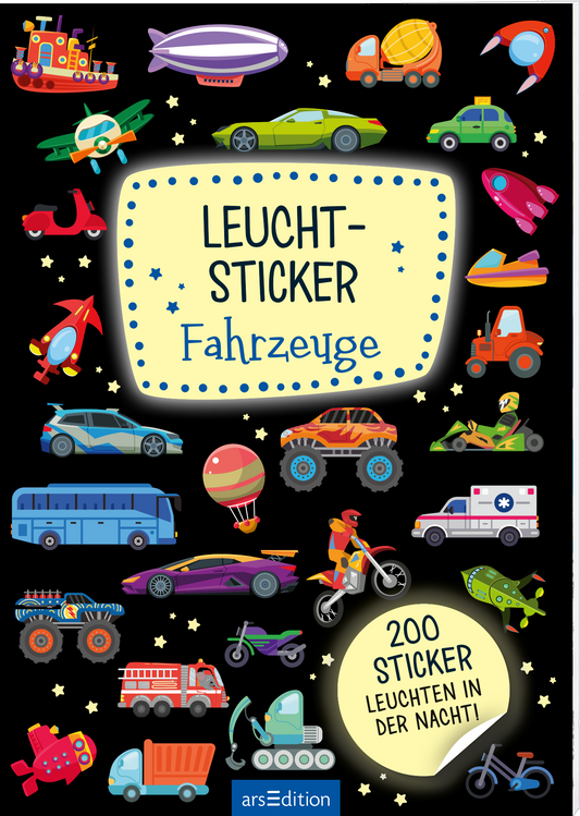 Auf dem Buchcover „Leucht-Sticker Fahrzeuge“ von arsEdition stehen bunte, kindgerechte Fahrzeugillustrationen auf schwarzem Hintergrund. Zu sehen sind unter anderem Autos, Flugzeuge und ein Rettungswagen, umgeben von kleinen Sternen und verschiedenen Formen. Der Titel in verspielter Schrift ist gelb umrandet. Ein runder Button weist auf „200 Sticker leuchten in der Nacht“ hin. Ganz unten mittig steht der Logoschriftzug von arsEdition.
