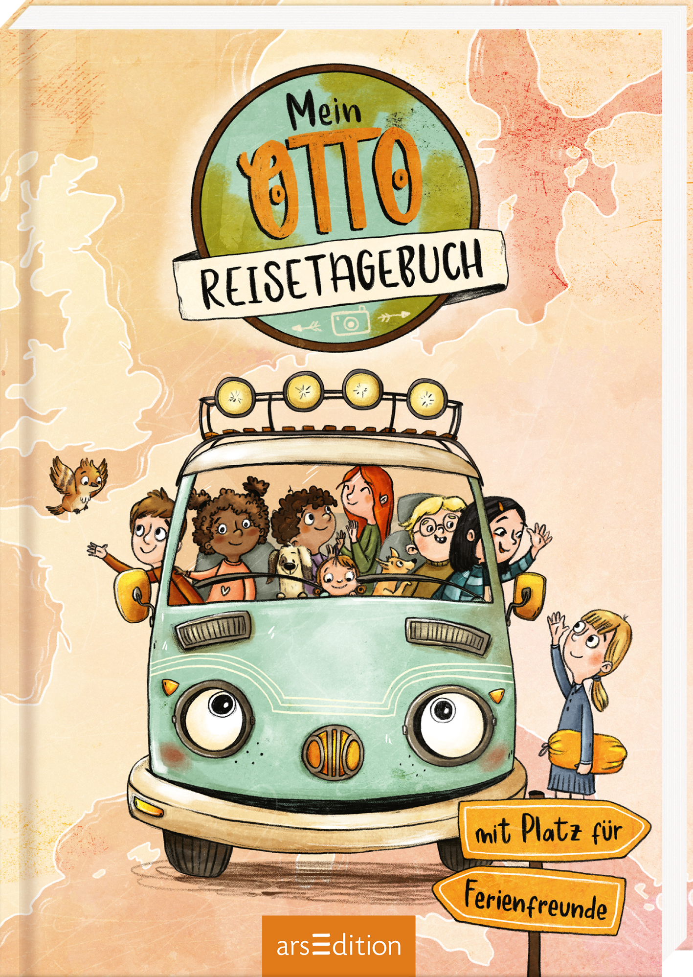 Auf dem Buchcover „Mein OTTO Reisetagebuch“ ist ein bunten, handgezeichneten VW-Bus abgebildet, in dem mehrere Kinder und Erwachsene fröhlich sitzen, während ein Vogel über ihnen fliegt. Der Titel ist in großen, orangefarbenen Buchstaben über dem Bus angeordnet, darunter steht in einer verspielten Schrift „Reisetagebuch“. Unten rechts ist ein gelbes Banner mit der Aufschrift „mit Platz für Ferienfreunde“ zu sehen. Ganz unten mittig steht der Logoschriftzug von arsEdition.