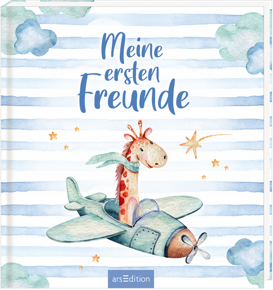 Der Buchcover zeigt eine niedliche Giraffe mit einem grünen Schal, die in einem nostalgischen Flugzeug sitzt. Der Hintergrund ist in sanften Blau- und Weißtönen mit gestreiften Wolken und kleinen, goldenen Sternen gestaltet. Der Titel „Meine ersten Freunde“ ist in verspielter, blauer Schriftart oben auf dem Cover platziert, die eine fröhliche Atmosphäre vermittelt. Ganz unten mittig steht der Logoschriftzug von arsEdition.