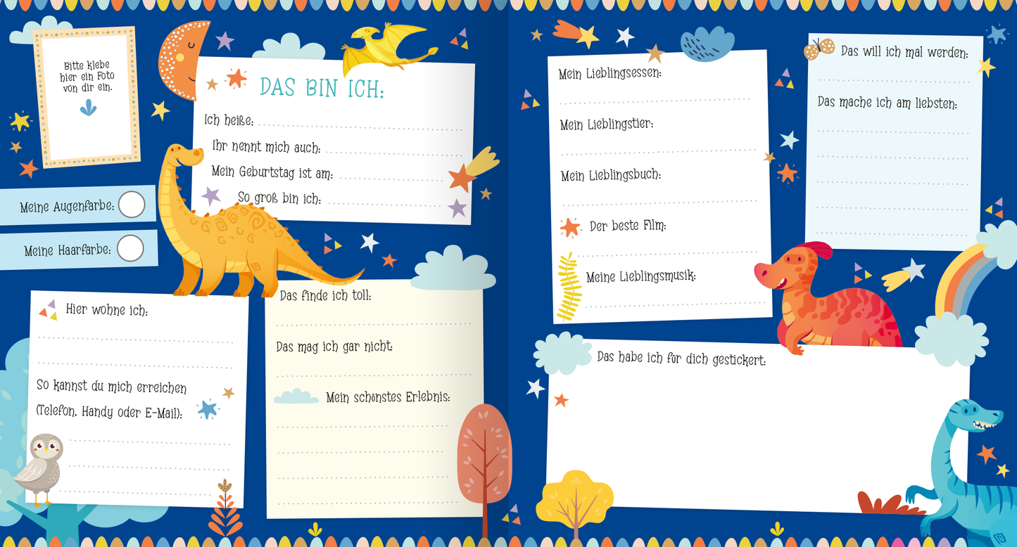 Gezeigt wird eine Innen- oder Zusatzansicht von „Alle meine Freunde – Dino | Mit über 300 Stickern“. Die Seite zeigt einen blauen Hintergrund mit bunten, kindgerechten Illustrationen von Dinosauriern, Bäumen und Sternen. Der Bereich „DAS BIN ICH“ ist aufgelockert gestaltet und enthält weiße Felder für persönliche Angaben, umrahmt von verspielten Elementen. Die Schrift ist freundlich und gut lesbar, mit verschiedenen Farben, die die Informationen hervorheben. Die Gesamtgestaltung...