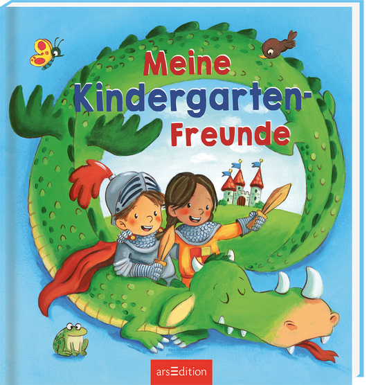 Das Cover zeigt zwei fröhliche Kinder, die in Ritterkostümen auf einem grünen Drachen sitzen. Die Kinder lächeln; eines hält ein Schwert, das andere eine Blätterlanze. Im Hintergrund sind bunte Burgen und eine Wiese zu sehen. Der Titel „Meine Kindergarten-Freunde“ ist in großen, bunten Buchstaben geschrieben. Oben links fliegt ein Schmetterling und unten links sitzt ein kleiner, grüner Frosch. Ganz unten mittig steht der Logoschriftzug von arsEdition.