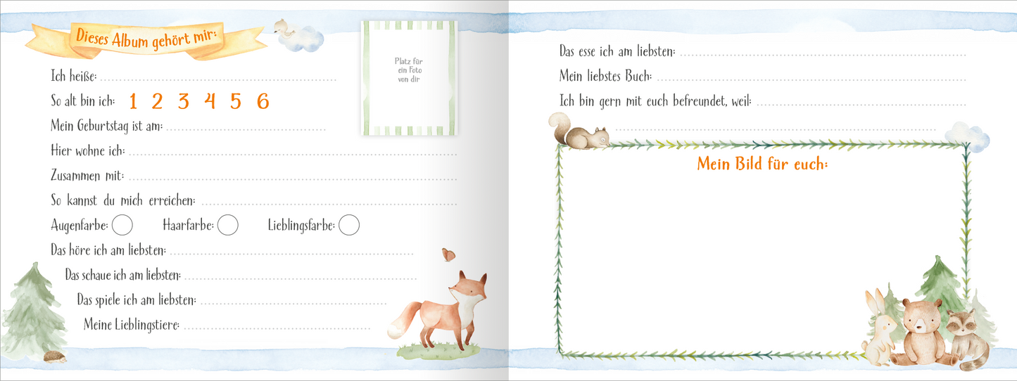 Gezeigt wird eine Innen- oder Zusatzansicht von „Alle meine Freunde - Waldtiere“. Die Seite enthält eine sanfte, pastelblau-hinterlegte Fläche mit handgezeichneten Waldtiermotiven, darunter ein Fuchs und zwei Kaninchen, umrahmt von filigranen Pflanzen. Die Überschrift „Dieses Album gehört mir“ ist in verspielter, orangener Schriftart gestaltet. Es finden sich verschiedene Textfelder für persönliche Angaben, die in klarer, lesbarer Schrift ausgeführt sind. Der Gesamtlook...