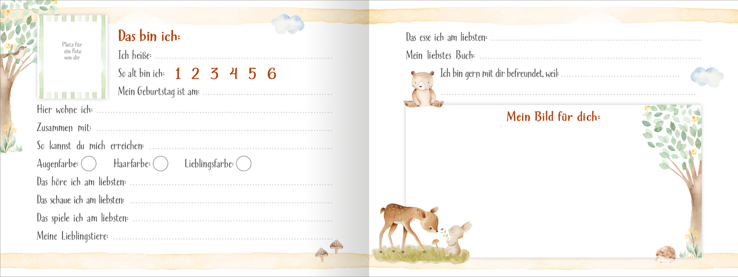 Gezeigt wird eine Innenansicht von „Alle meine Freunde - Waldtiere“. Die Seite ist hell und freundliche pastellfarbene Töne dominieren. Links befindet sich ein Abschnitt „Das bin ich“, der in einer klaren, roten Typografie gestaltet ist. Neben Ausfüllfeldern stehen Illustrationen von kleinen Tieren wie Rehen und anderen Waldtieren. Rechts wird Platz für persönliche Informationen und ein Bild durch eine Umrandung angeboten, begleitet von sanften Baum- und Wolkenmotiven.
