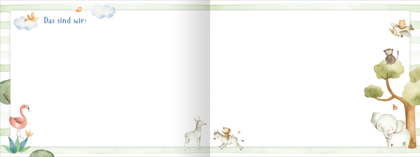 Gezeigt wird eine Innenansicht von „Alle meine Freunde – Safari“. Die Doppelseite zeigt eine sanfte, pastellfarbene Gestaltung mit horizontalen Streifen in hellem Grün. Oben links steht der Text „Das sind wir“ in einer freundlichen, blauen Schrift. Die Seitenränder sind mit liebevollen, handgezeichneten Tierillustrationen verziert, darunter ein Flamingo, ein Reh, ein Elefant und eine Eule, die auf einem Baum sitzt. Die insgesamt helle und fröhliche Gestaltung schafft eine...