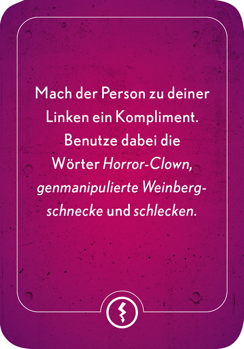 Gezeigt wird eine Innen- oder Zusatzansicht von „Bloß nicht lachen“. Die Karte hat einen leuchtend violetten Hintergrund mit einer matten Textur. In der Mitte steht der kontrastierende, weiße Text in einer klaren, futuristischen Schriftart. Die Aussage fordert den Leser auf, der Person zu seiner Linken ein Kompliment zu machen und nutzt humorvolle Begriffe wie „Horror-Clown“ und „genmanipulierte Weinbergschnecke“. Am unteren Rand befindet sich ein schlichtes, grafisches Element.