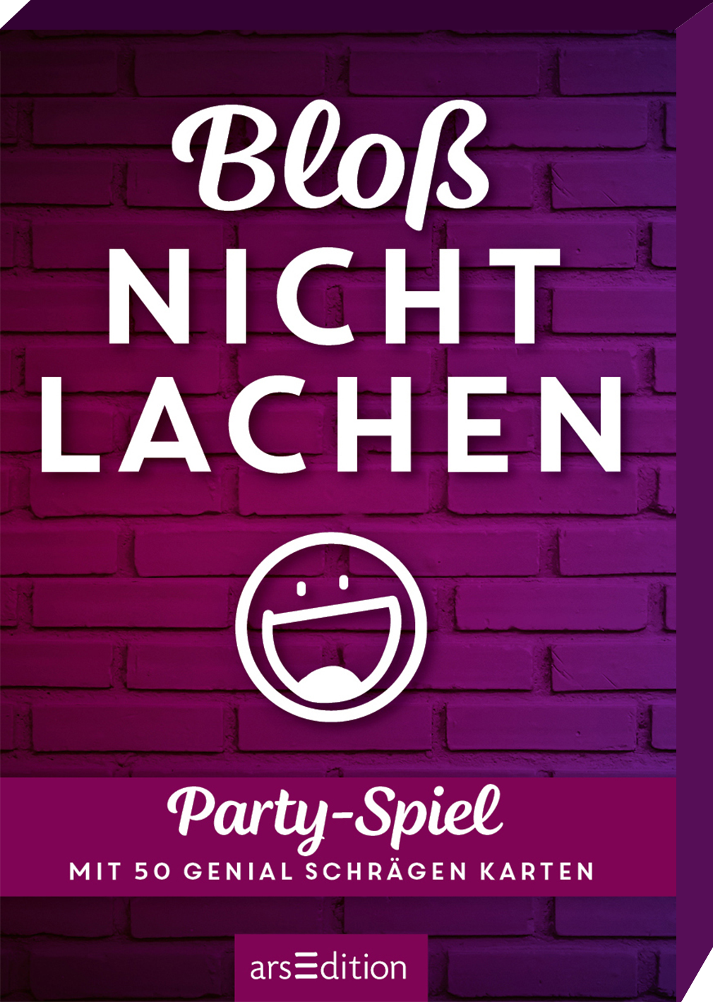 Das Buchcover zeigt einen purpurfarbenen Hintergrund mit einem Mauerdesign. In der Mitte prangt der Titel „Bloß NICHT LACHEN“ in großen, weißen Buchstaben, dabei ist das Wort „NICHT“ in einer anderen Schriftart hervorgehoben. Unter dem Titel befindet sich ein rundes, lächelndes Emoji, das humorvolle Stimmung vermittelt. Darunter steht „Party-Spiel“ in einer geschwungenen Schrift, gefolgt von „mit 50 genial schrägen Karten“. Ganz unten mittig steht der Logoschriftzug von...