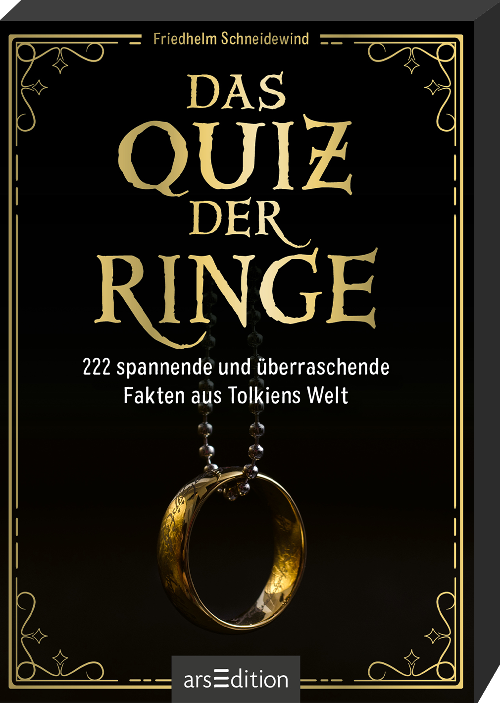 Auf schwarzem Hintergrund erscheint der Titel „DAS QUIZ DER RINGE“ in großen, goldenen Buchstaben, die elegant geschwungen sind. Unter dem Titel steht in kleinerer, weißer Schrift „222 spannende und überraschende Fakten aus Tolkiens Welt“. Im Mittelpunkt des Covers hängt ein detailliert gestalteter Ring, dessen goldene Farbe hervortritt. Oben links ist der Name des Autors, Friedhelm Schneidewind, angedeutet. Ganz unten mittig steht der Logoschriftzug von arsEdition.