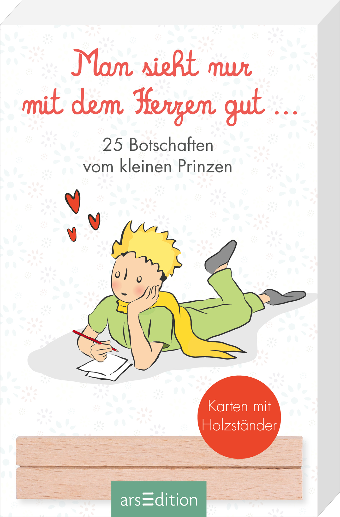 Das Buchcover zeigt einen kleinen Prinzen in einem gelben Outfit, der mit einem Stift schreibend auf dem Boden sitzt. Um ihn herum schweben rote Herzen, die eine liebevolle Atmosphäre vermitteln. Der Titel „Man sieht nur mit dem Herzen gut …“ ist in einer verspielten roten Schrift platziert. Darunter steht in kleinerer Schrift „25 Botschaften vom kleinen Prinzen“. Ganz unten mittig steht der Logoschriftzug von arsEdition.