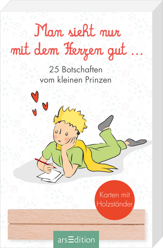 Das Buchcover zeigt einen kleinen Prinzen in einem gelben Outfit, der mit einem Stift schreibend auf dem Boden sitzt. Um ihn herum schweben rote Herzen, die eine liebevolle Atmosphäre vermitteln. Der Titel „Man sieht nur mit dem Herzen gut …“ ist in einer verspielten roten Schrift platziert. Darunter steht in kleinerer Schrift „25 Botschaften vom kleinen Prinzen“. Ganz unten mittig steht der Logoschriftzug von arsEdition.