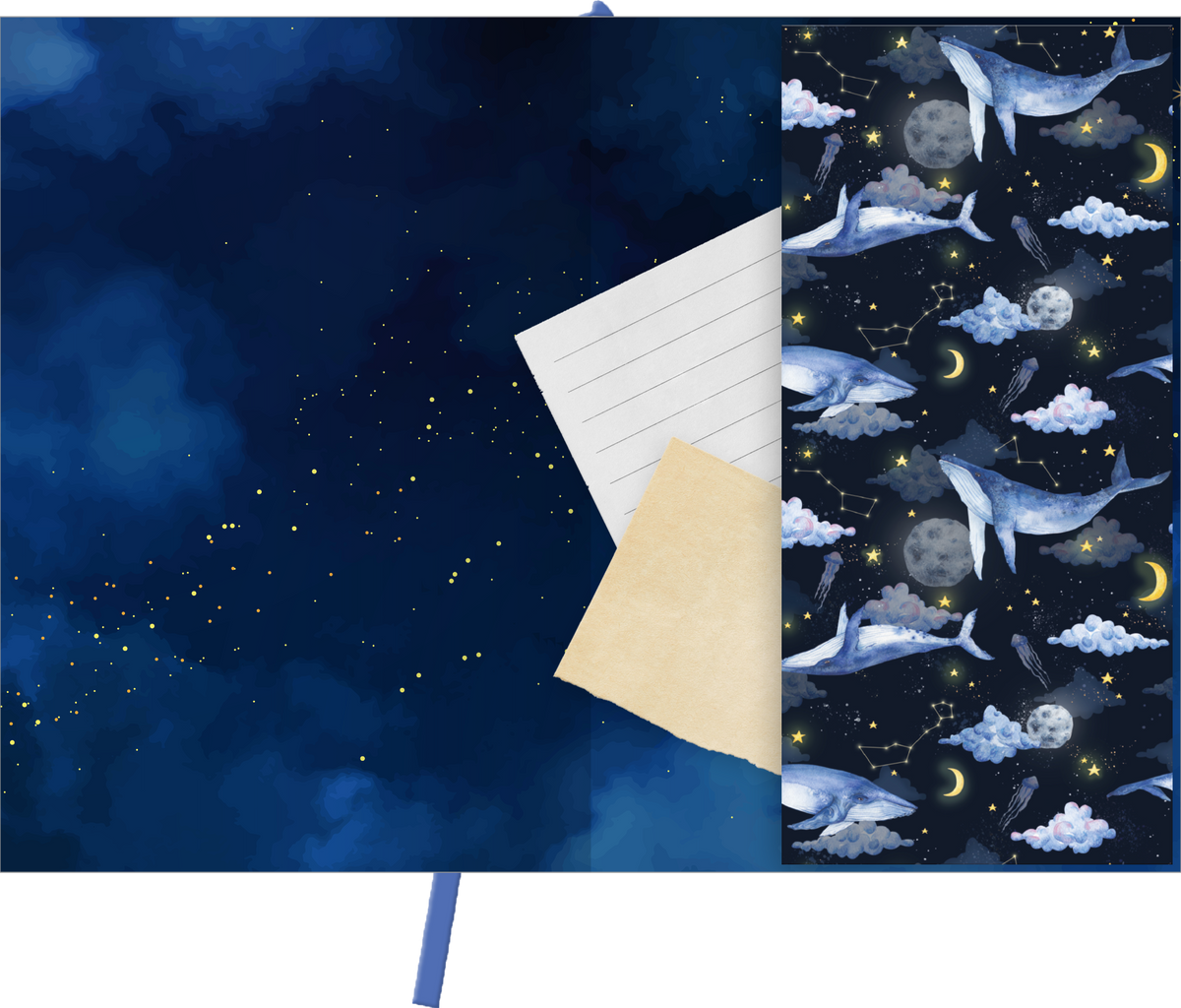 Gezeigt wird eine Innen- oder Zusatzansicht von „myNOTES Notizbuch A5: Cosmic Whale“. Die linke Seite zeigt eine sanfte, dunkelblaue Farbfläche mit einem glitzernden Sternenhimmel. Auf der rechten Seite ist ein lebhaftes Muster mit Walen, Wolken und Monden in verschiedenen Blautönen und gelben Akzenten zu sehen. Ein weißes, linierte Blatt und ein zerknittertes, beiges Blatt sind ebenfalls eingeblendet, was einen kreativen und einladenden Gesamteindruck vermittelt.