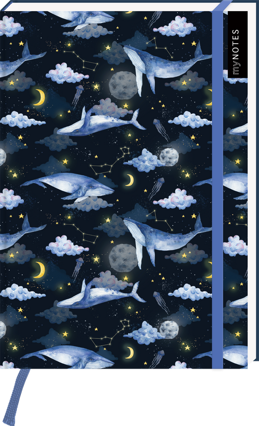 Das Buchcover zeigt eine nächtliche Unterwasserlandschaft mit sanften Farben in Blau- und Grautönen. Große Wale schwimmen zwischen Wolken, Sternen und dem Mond auf einem tiefblauen Hintergrund. In der oberen rechten Ecke steht der Schriftzug „my NOTES“ in hellem, modernem Stil. Die gesamte Atmosphäre wirkt träumerisch und beruhigend. Ganz unten mittig steht der Logoschriftzug von arsEdition.