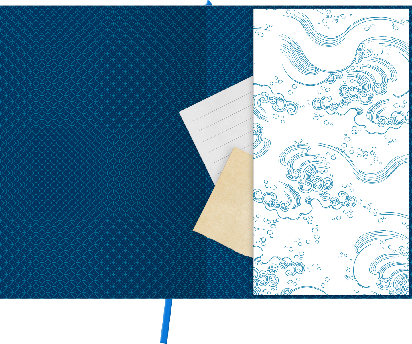 Gezeigt wird eine Innen- oder Zusatzansicht von „myNOTES Papeterie: Notizbuch A4 Japan“. Die Ansicht präsentiert ein tiefblaues Innendesign mit einem feinen geometrischen Muster. Ein eingebettetes Blatt mit Linien und ein cremefarbenes Papier sind sichtbar. Die Rückeninnenseite zeigt eine stilisierte Wellenzeichnung in hellem Blau, die an japanische Ästhetik erinnert. Die Kombination aus Farben und Formen schafft eine harmonische und ansprechende Gestaltung, die zum Notieren einlädt.