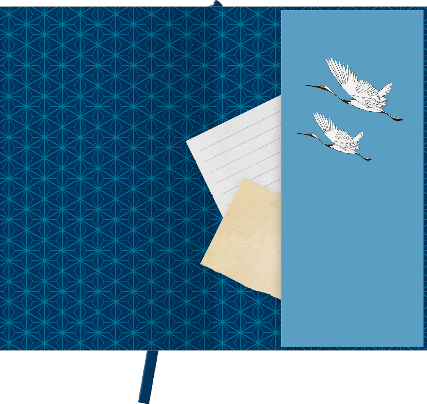 Gezeigt wird eine Innen- oder Zusatzansicht von „myNOTES Papeterie: Notizbuch A6 Japan“. Der innere Hintergrund ist in einem tiefen Blau mit einem geometrischen, helleren Muster gestaltet. Auf der rechten Seite befindet sich eine praktische Tasche in hellblauer Farbe, die mit zwei stilisierten, weißen Storchen verziert ist. Ein Teil der Tasche enthält ein Blatt liniertem Papier sowie einen kleinen, beigefarbenen Notizzettel. Die Typografie ist elegant und schlicht, passend zur...