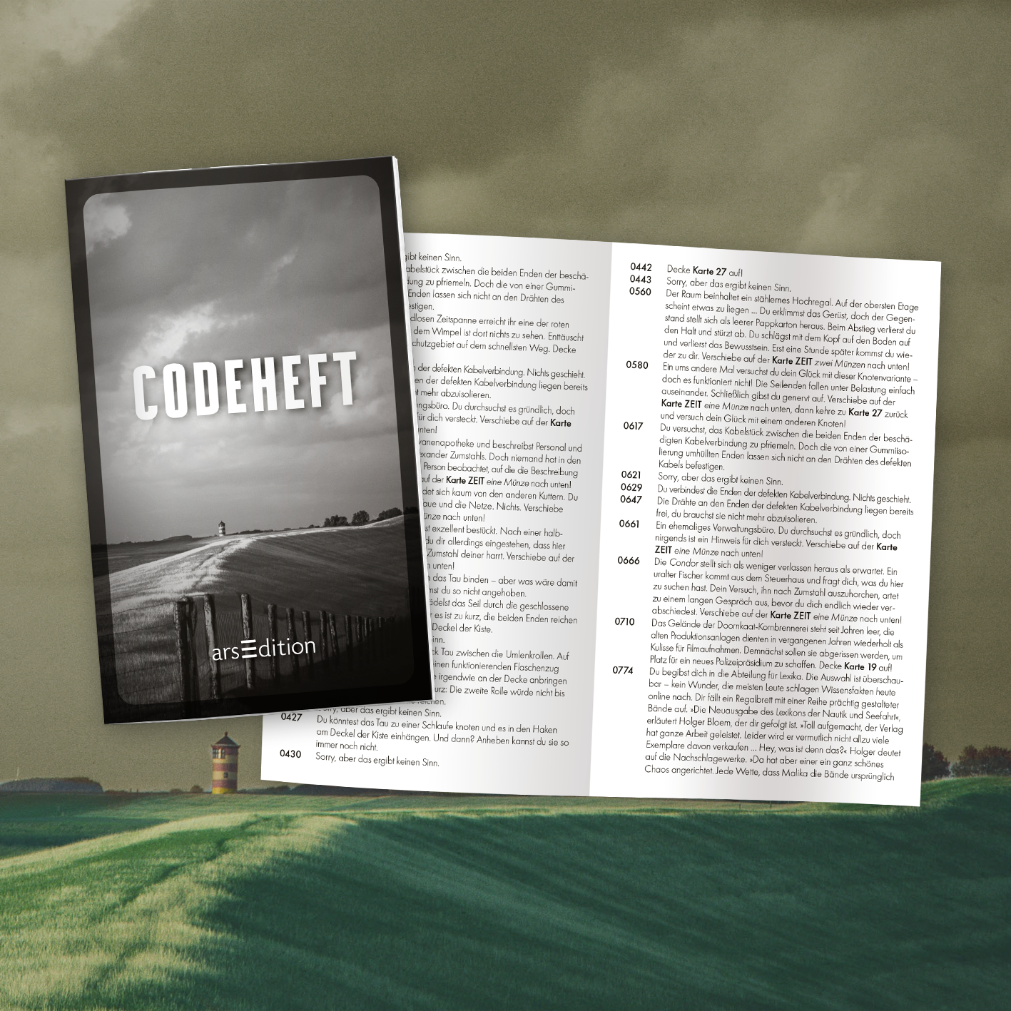 Gezeigt wird eine Innen- oder Zusatzansicht von „Ostfriesenspiel Sonderausgabe mit Autogrammkarte“. Die Ansicht zeigt ein aufgeschlagenes Heft, dessen linke Seite ein mattes, schwarz-weißes Cover mit dem Titel „CODEHEFT“ in markanter, weißer Schrift präsentiert. Rechts ist der Text in klarer, gut lesbarer Schrift auf hellem Hintergrund angeordnet, die Seiten sind nummeriert und in verschiedene Abschnitte unterteilt. Der gesamte Layout-Eindruck wirkt übersichtlich und strukturiert.