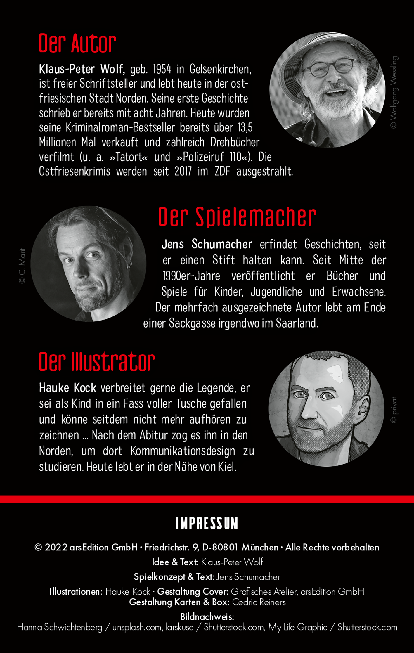 Gezeigt wird eine Innen- oder Zusatzansicht von „Ostfriesenspiel Sonderausgabe mit Autogrammkarte“. Die Ansicht zeigt auf schwarzem Hintergrund Porträts der drei kreativen Köpfe des Spiels: einen Autor, einen Spielemacher und einen Illustrator, jeweils in runden Bildrahmen. Unter den Bildern sind ihre Namen in fetter, weißer Schrift sowie kurze Beschreibungen in grauer Schrift. Ein roter Balken hebt den Titel und die Copyright-Informationen am unteren Rand hervor. Die Gestaltung ist klar...