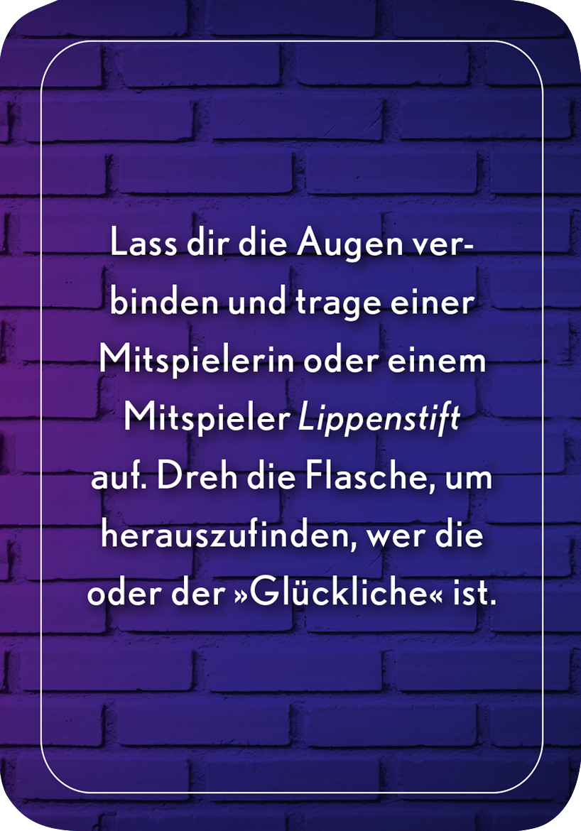 Gezeigt wird eine Innen- oder Zusatzansicht von „Auf wen die Flasche zeigt“. Der Hintergrund ist aus dunklen Mauerziegeln in lila- und violetttönen gestaltet. Der Text ist weiß und prominent platziert, mit einer einladenden, spielerischen Schriftart. Die Aussage fordert dazu auf, die Augen zu verbinden und an einem Spiel teilzunehmen. Die klare Typografie und die kontrastierenden Farben fördern die Lesbarkeit und heben die zentrale Botschaft hervor.
