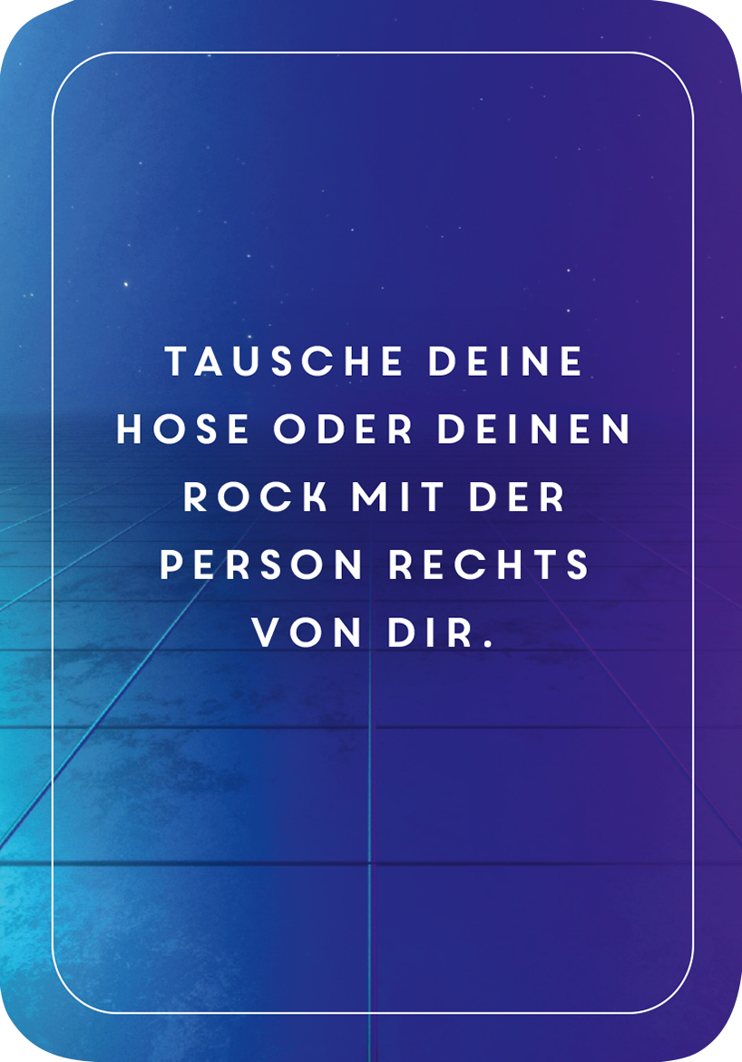 Gezeigt wird eine Innen- oder Zusatzansicht von „Auf wen die Flasche zeigt“. Der Hintergrund ist in einem sanften Verlauf von Blau zu Lila gehalten, was eine moderne Atmosphäre schafft. Zentrale Elemente sind der Text in großer, weißer Typografie, der laut „TAUSCHE DEINE HOSE ODER DEINEN ROCK MIT DER PERSON RECHTS VON DIR“ lautet. Die klare Schriftart sorgt für gute Lesbarkeit, während die rechteckigen, abgerundeten Ränder das Design abrunden.