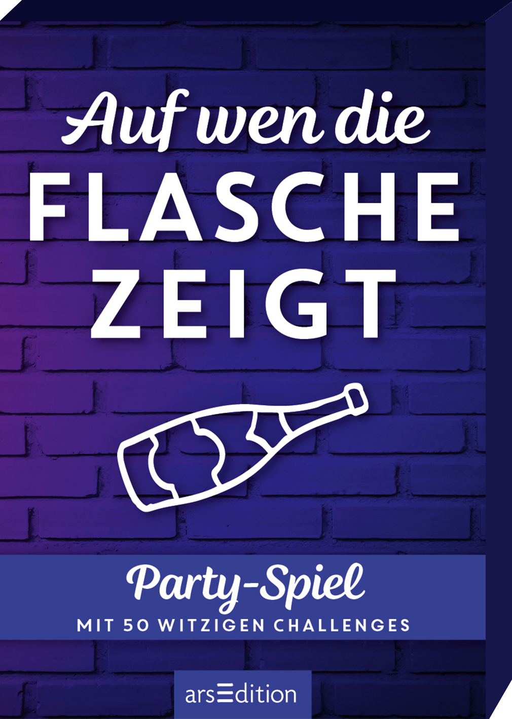 Das Cover zeigt einen dunkellila Hintergrund mit einer strukturierten Mauer. In der Mitte steht der Titel „Auf wen die Flasche zeigt“ in großen, weißen Buchstaben, wobei das Wort „Flasche“ besonders hervorgehoben ist. Darunter befindet sich der Untertitel „Party-Spiel mit 50 witzigen Challenges“ in kleinerer Schrift. Eine gezeichnete Flasche ist am unteren Rand abgebildet. Ganz unten mittig steht der Logoschriftzug von arsEdition.