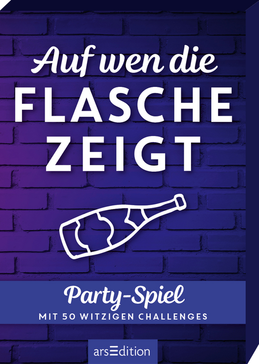 Das Cover zeigt einen dunkellila Hintergrund mit einer strukturierten Mauer. In der Mitte steht der Titel „Auf wen die Flasche zeigt“ in großen, weißen Buchstaben, wobei das Wort „Flasche“ besonders hervorgehoben ist. Darunter befindet sich der Untertitel „Party-Spiel mit 50 witzigen Challenges“ in kleinerer Schrift. Eine gezeichnete Flasche ist am unteren Rand abgebildet. Ganz unten mittig steht der Logoschriftzug von arsEdition.