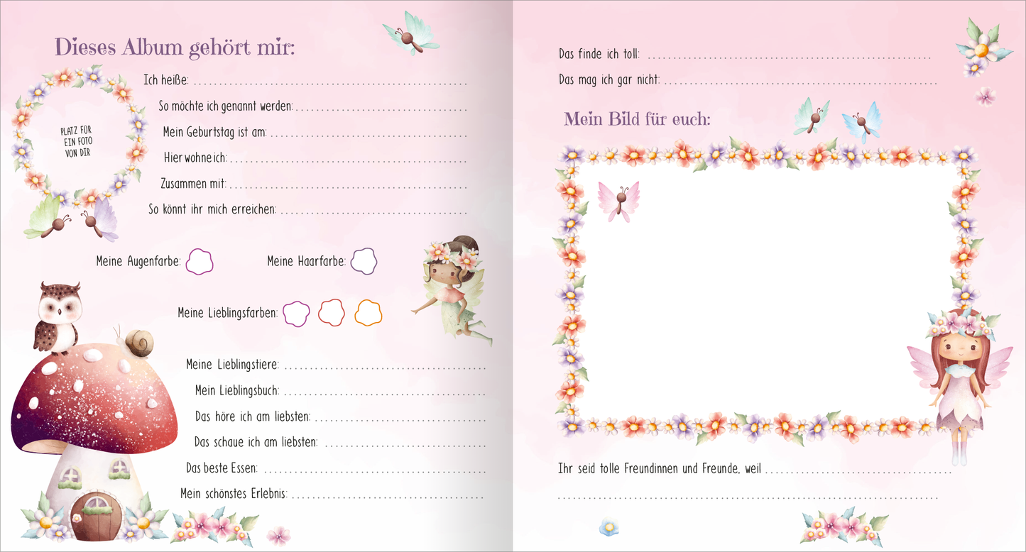 Gezeigt wird eine Innen- oder Zusatzansicht von „Meine liebsten Freunde – Feen“. Auf der linken Seite befindet sich ein verspielter Textbereich mit Blumen und einer großen, roten Fliegenpilzillustration. Kleine Feen und ein Eule begleiten die geschriebenen Felder für persönliche Informationen. Die rechte Seite ist für Zeichnungen gedacht, umrahmt von bunten Blumenornamenten und weiteren feenhaften Illustrationen. Die Farbpalette ist sanft und überwiegend in Rosa- und Pastelltönen...