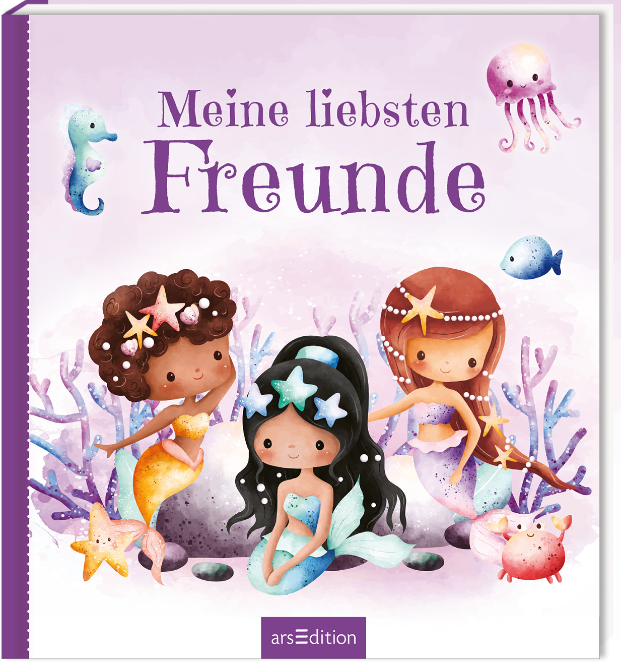 Das Buchcover zeigt drei farbenfrohe Meerjungfrauen, die fröhlich im Wasser sitzen. Die Farbpalette umfasst sanfte Pastelltöne mit lila, rosa und aquamarin. Über ihnen steht in verspielter, lila Schrift der Titel „Meine liebsten Freunde“. Umgeben sind die Meerjungfrauen von bunten Seesternen und kleinen Fischen, die eine lebhafte Unterwasserwelt darstellen. Ganz oben rechts ist einequalitative Jellfish mit sanften Tentakeln. Ganz unten mittig steht der Logoschriftzug von arsEdition.
