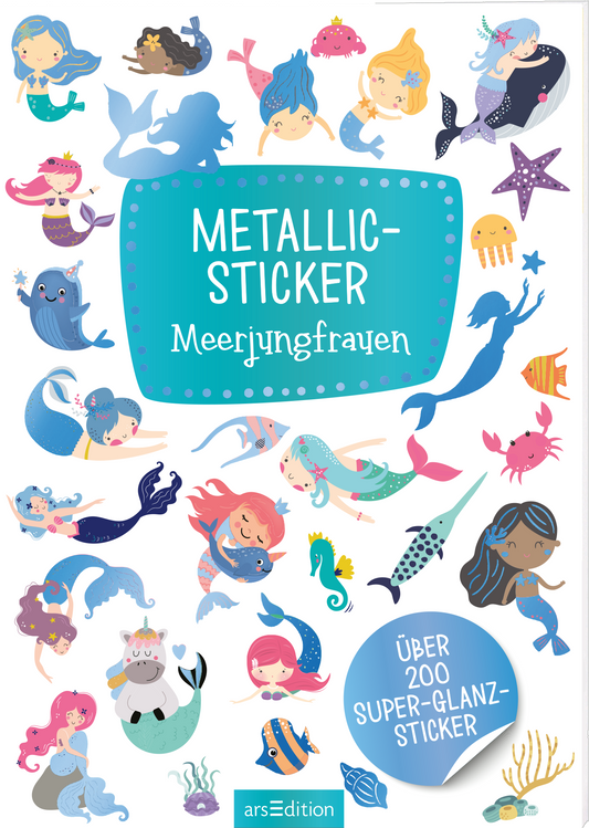 Das Buchcover zeigt eine verspielte Anordnung von bunten Meerjungfrauen und maritimen Tieren in sanften Farben wie Blau, Lila und Rosa. Im Mittelpunkt befindet sich ein türkisfarbener Banner mit dem Titel „METALLIC-STICKER“ und darunter der Untertitel „Meerjungfrauen“ in Weiß. In der unteren rechten Ecke steht der Text „ÜBER 200 SUPER-GLANZ-STICKER“ in einem gelben Banner. Die Atmosphäre ist fröhlich und einladend. Ganz unten mittig steht der Logoschriftzug von arsEdition.