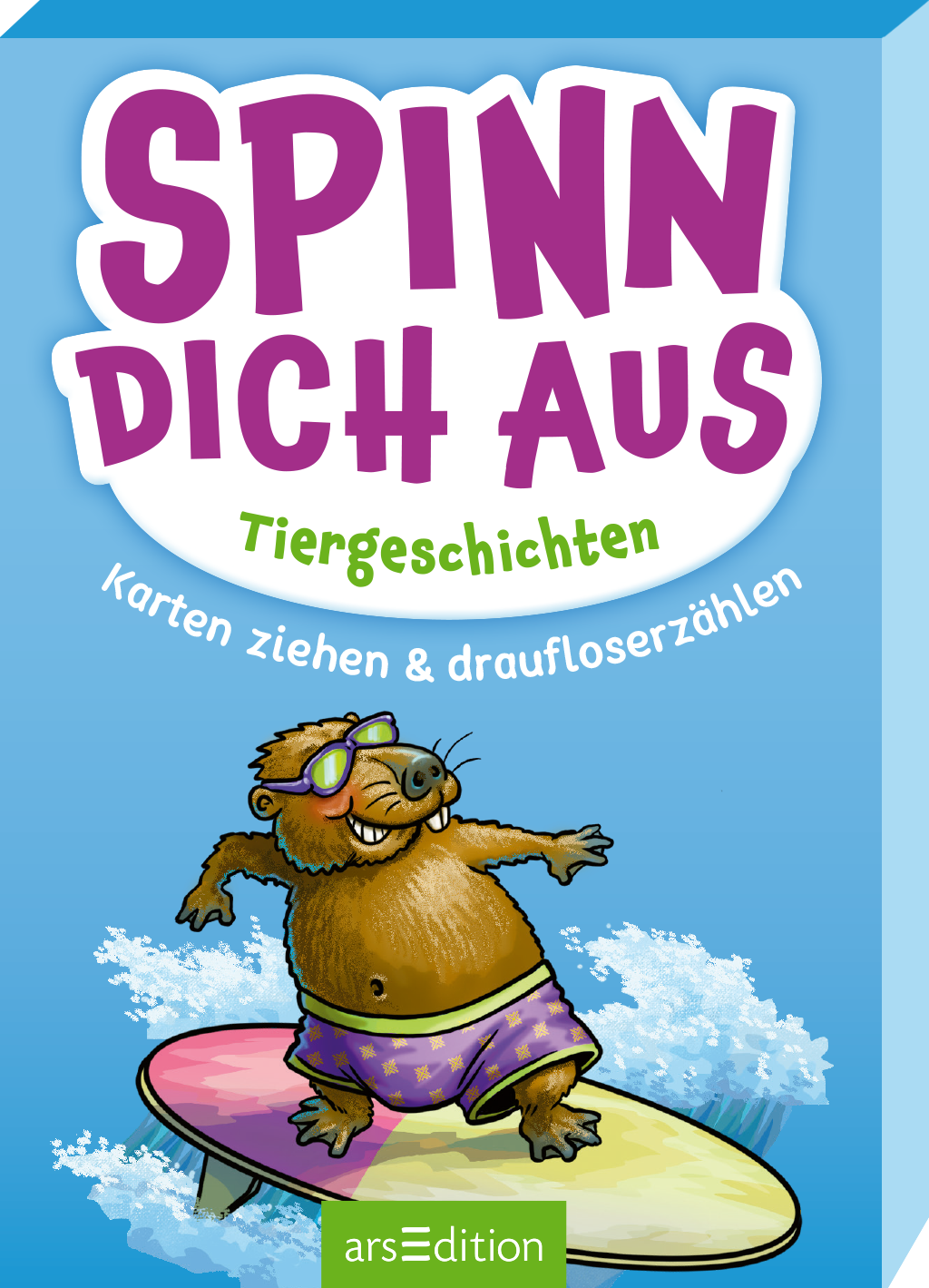 Gezeigt wird die 3-D Vorderseite einer Kartenbox. Der Hintergrund ist in einem sommerlichen Blau gehalten. Im Vordergrund surft ein lustiger Biber, auf einem Surfbrett und trägt eine Sonnenbrille. Der Titel „SPINN DICH AUS“ steht in großen, bunten Buchstaben, während darunter „Tiergeschichten“ in einer einfacheren Schriftart angegeben ist. Der Untertitel „Karten ziehen & draufloserzählen“ ist in kleinerer Schrift gehalten. Ganz unten mittig steht der Logoschriftzug von...