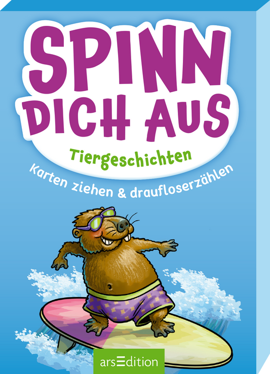 Gezeigt wird die 3-D Vorderseite einer Kartenbox. Der Hintergrund ist in einem sommerlichen Blau gehalten. Im Vordergrund surft ein lustiger Biber, auf einem Surfbrett und trägt eine Sonnenbrille. Der Titel „SPINN DICH AUS“ steht in großen, bunten Buchstaben, während darunter „Tiergeschichten“ in einer einfacheren Schriftart angegeben ist. Der Untertitel „Karten ziehen & draufloserzählen“ ist in kleinerer Schrift gehalten. Ganz unten mittig steht der Logoschriftzug von...