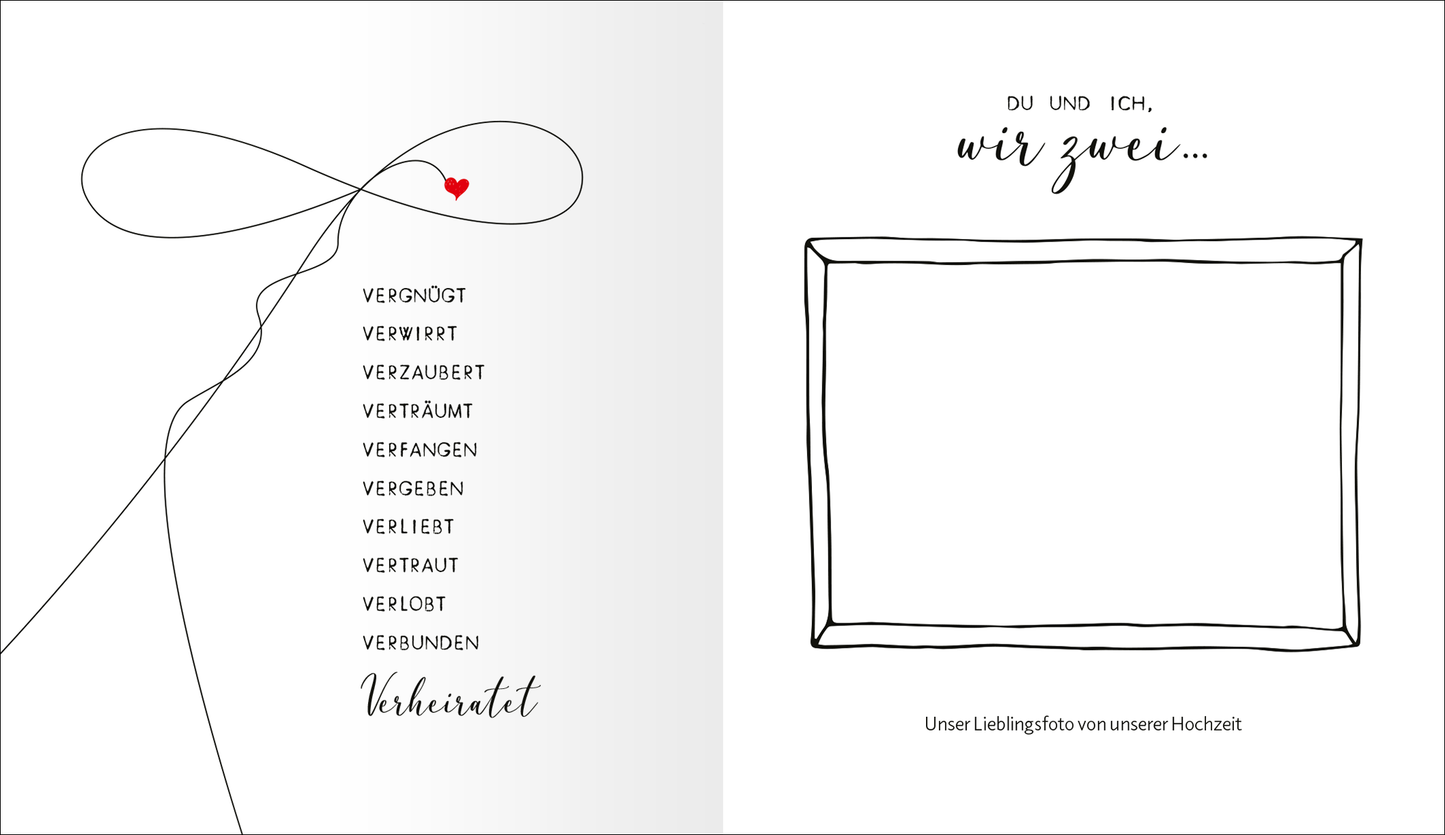 Gezeigt wird eine Innen- oder Zusatzansicht von „Love“. Auf der linken Seite sind in eleganter schwarzer Schrift die Begriffe „vergnügt“, „verwirrt“, „verzaubert“, „vertraut“, „vergeben“, „verliebt“, „vertraut“, „verlobt“ und „verbunden“ angeordnet. Eine rote Herzgrafik hebt sich visuell ab. Die rechte Seite zeigt einen leeren Rahmen mit der Aufschrift „du und ich, wir zwei...“ darüber. Darunter steht „Unser Lieblingsfoto von unserer Hochzeit“...