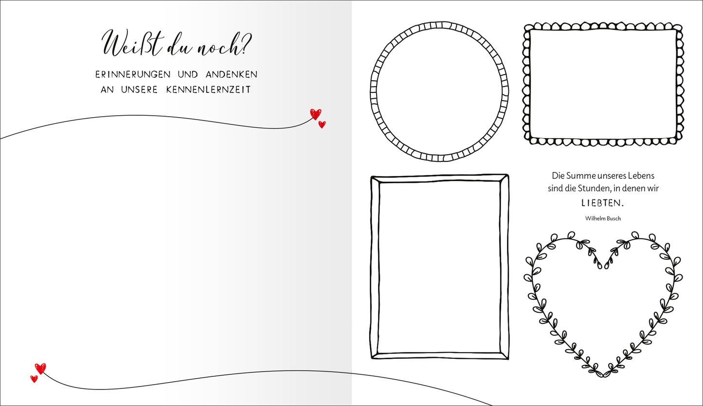 Gezeigt wird eine Innen- oder Zusatzansicht von „Love“. Die Seite enthält eine sanfte, hellgraue Hintergrundfarbe mit handgezeichneten Umrissen verschiedener Rahmen. Oben links steht in eleganter, schwarzer Schrift „Weißt du noch?“ und darunter „Erinnerungen und Andenken an unsere Kennenlernzeit“. Es sind vier leere, dekorative Rahmen in unterschiedlichen Formen zu sehen, umgeben von zarten, roten Herzchen. Am unteren Rand steht der Text „Die Summe unseres Lebens sind die...