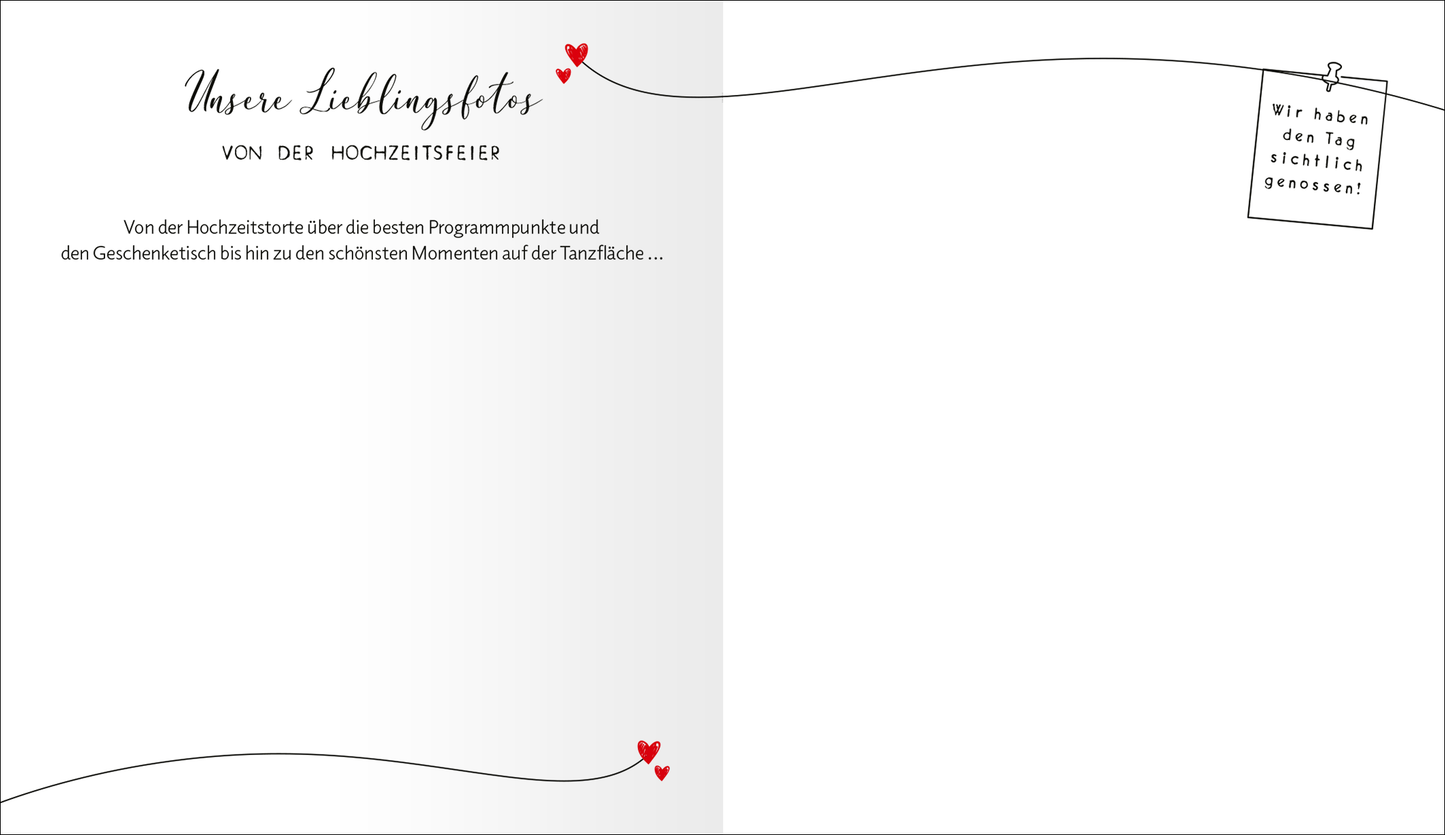 Gezeigt wird eine Innenansicht von „Love“. Auf der linken Seite befindet sich der Schriftzug „Unsere Lieblingsfotos von der Hochzeitsfeier“ in einer eleganten, geschwungenen Schrift. Darunter folgt ein erläuternder Text in serifenloser Schrift, der in neutralem Grau gehalten ist. Zierliche, rote Herzen und eine geschwungene Linie verleihen der Seite eine verspielte Note. Auf der rechten Seite befindet sich ein Kärtchen mit der Aufschrift „Wir haben den Tag schließlich genossen“...