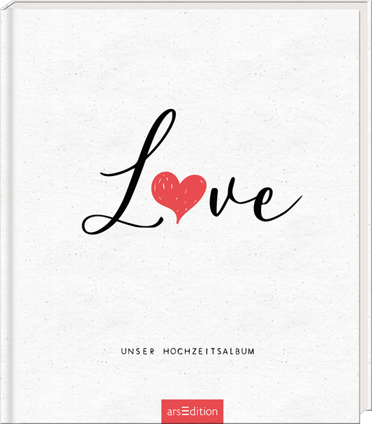 Der hellweiße Hintergrund des Buchcovers zeigt in verspielter, geschwungener Schrift das Wort „Love“, wobei das „o“ durch ein rotes Herz ersetzt wird. Die schwarze Typografie harmoniert mit dem romantischen Thema des Hochzeitsalbums. Unter dem Titel steht in schlichter Schrift „UNSER HOCHZEITSALBUM“. Ganz unten mittig steht der Logoschriftzug von arsEdition.