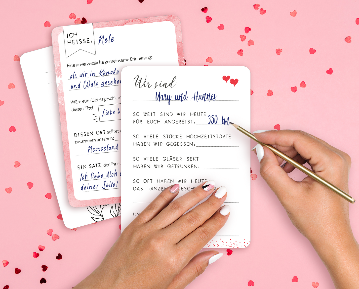 Gezeigt wird eine Innen- oder Zusatzansicht von „50 Gästebuchkarten zur Hochzeit“. Die Karten sind in sanften Farben gehalten und zeigen verspielte, handschriftliche Typografie. Die Oberseite einer Karte ist mit dem Text „Ich heiße...“ versehen, während eine andere Karte das Paar mit den Namen „Mary und Hannes“ vorstellt. Dekorative Herzmotive und kleine Illustrationen verleihen den Karten einen romantischen Charakter, ergänzt durch Platz für persönliche Erinnerungen und...