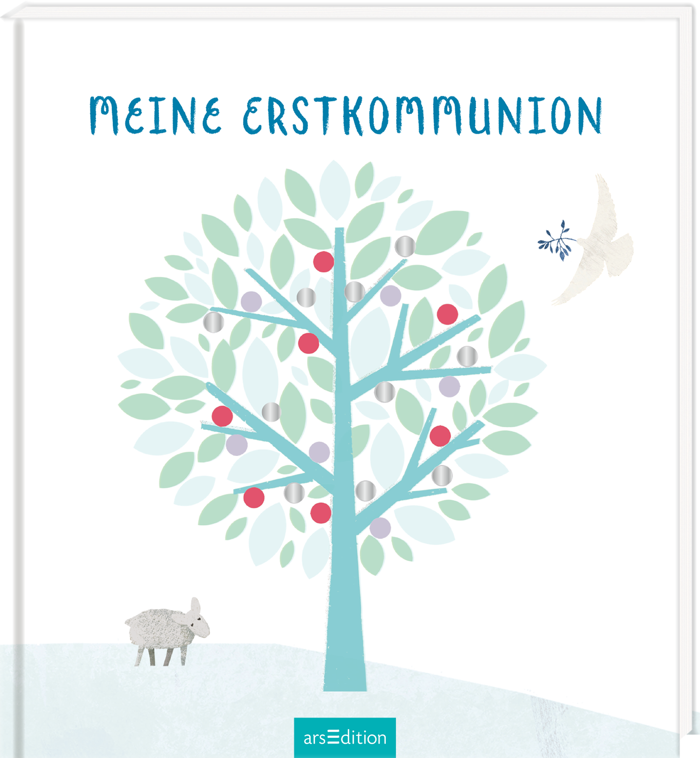 Das Buchcover zeigt einen stilisierten Baum in sanften Farben, mit grünen Blättern und leuchtend roten sowie grauen Früchten. Ein kleines, graues Schaf steht am Fuß des Baumes, während eine weiße Taube darüber schwebt. Die Schrift „MEINE ERSTKOMMUNION“ ist in blauer, verspielter Typografie vorne platziert. Die sanfte Farbgebung und die kindlichen Illustrationen vermitteln eine festliche und beruhigende Atmosphäre. Ganz unten mittig steht der Logoschriftzug von arsEdition.
