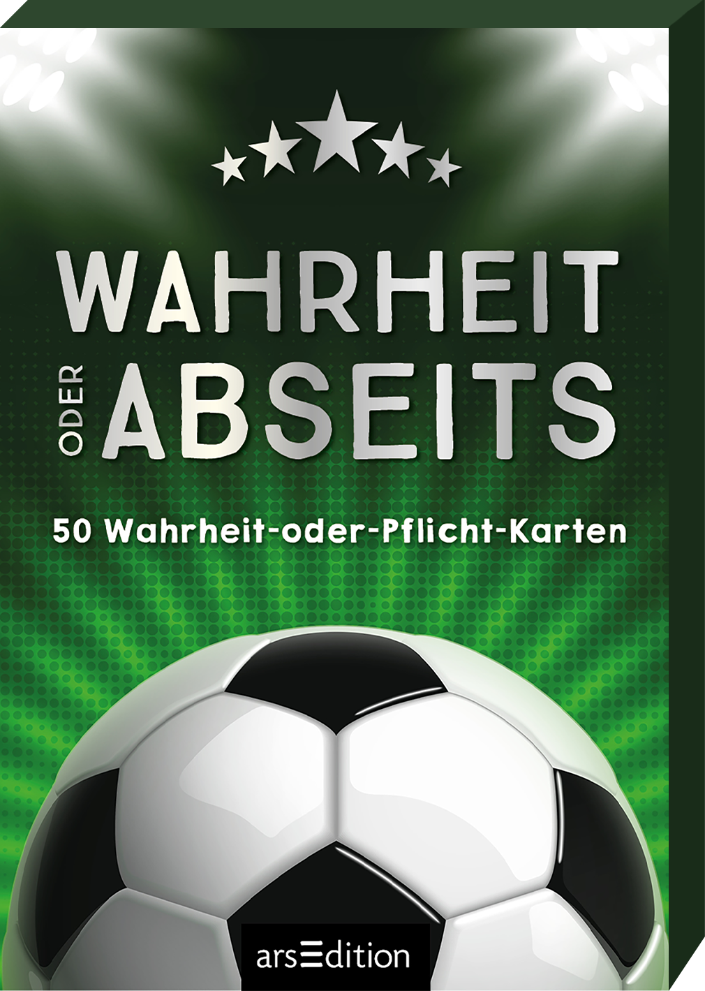 Das Buchcover zeigt einen Fußball mit einem schwarz-weißen Muster, umgeben von einem grünen Hintergrund, der mit einem lichtdurchlässigen Effekt gestaltet ist. Groß und prominent steht in typografischer Fettschrift „WAHRHEIT oder ABSEITS“ in Weiß und Grau. Darunter sind die Worte „50 Wahrheit-oder-Pflicht-Karten“ in kleinerer Schrift. Am oberen Rand sind drei goldene Sterne abgebildet. Ganz unten mittig steht der Logoschriftzug von arsEdition.