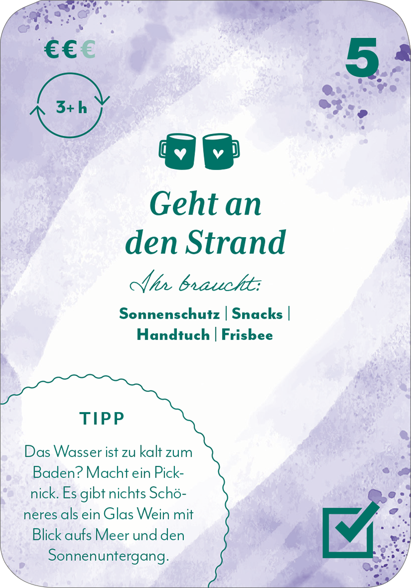Gezeigt wird eine Innen- oder Zusatzansicht von „100 x Friends Forever“. Die Karte zeigt einen sanften, lila Farbverlauf als Hintergrund und hebt den Titel „Geht an den Strand“ in eleganter, grüner Schrift hervor. Unter dem Titel sind die benötigten Elemente in grün-weißer Auflistung zu sehen: „Sonnenschutz | Snacks | Handtuch | Frisbee“. Am unteren Rand befindet sich ein Tipp in kleinerer Schrift, umrahmt von einer geschwungenen Linie. Ein Häkchen in grün bestätigt den...
