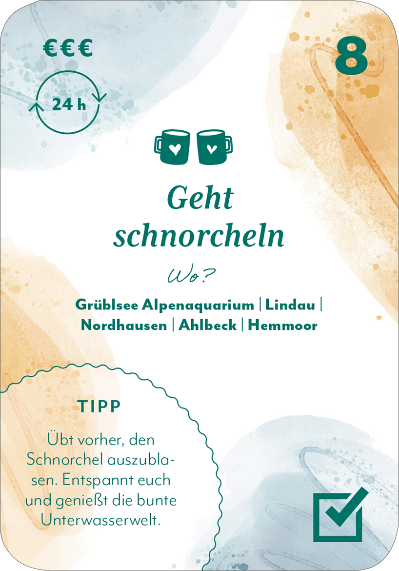 Gezeigt wird eine Innen- oder Zusatzansicht von „100 x Friends Forever“. Die Karte hat einen sanften, aquarellartigen Hintergrund in Pastelltönen, mit hellen Blaugrautönen und sanften Orange- und Gelbtönen. In der oberen rechten Ecke befindet sich die Zahl „8“ in einer großen, dunklen Schrift. Die zentrale Überschrift „Geht schnorcheln“ ist in einer eleganten, geschwungenen Schriftart in dunklem Grün gesetzt. Unterhalb der Überschrift sind mehrere Orte aufgeführt, während...