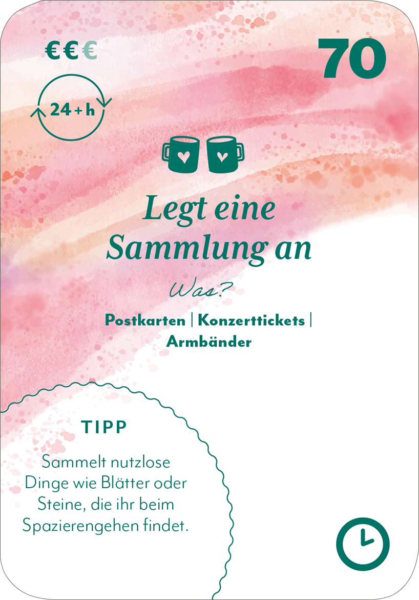 Gezeigt wird eine Innen- oder Zusatzansicht von „100 x Friends Forever“. Die Karte zeigt einen sanften, rosa-harmonischen Farbverlauf, der von zarten Wasserfarben inspiriert ist. Im oberen Bereich steht in eleganter, tealfarbener Schrift „Legt eine Sammlung an“. Darunter erläutern kleine Symbole und Texte, dass es um das Sammeln von Postkarten, Konzerttickets und Armbändern geht. Ein praktischer Tipp wird in einer geschwungenen Box hervorgehoben. Die Typografie vermittelt eine...