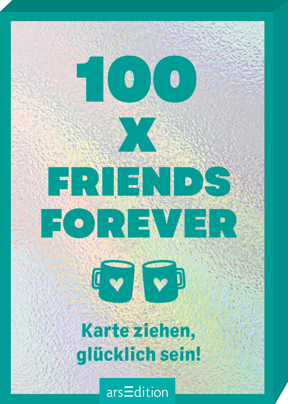 Das Buchcover zeigt auf holografischem Hintergrund in kräftigem Türkis die Titelzeile „100 x FRIENDS FOREVER“ in großen, fett gedruckten Buchstaben. Darunter befinden sich zwei stilisierte, grüne Tassen mit Herzen. Der Untertitel „Karte ziehen, glücklich sein!“ ist in einer verspielten Schriftart gehalten. Das Cover strahlt eine fröhliche und einladende Atmosphäre aus. Ganz unten mittig steht der Logoschriftzug von arsEdition.