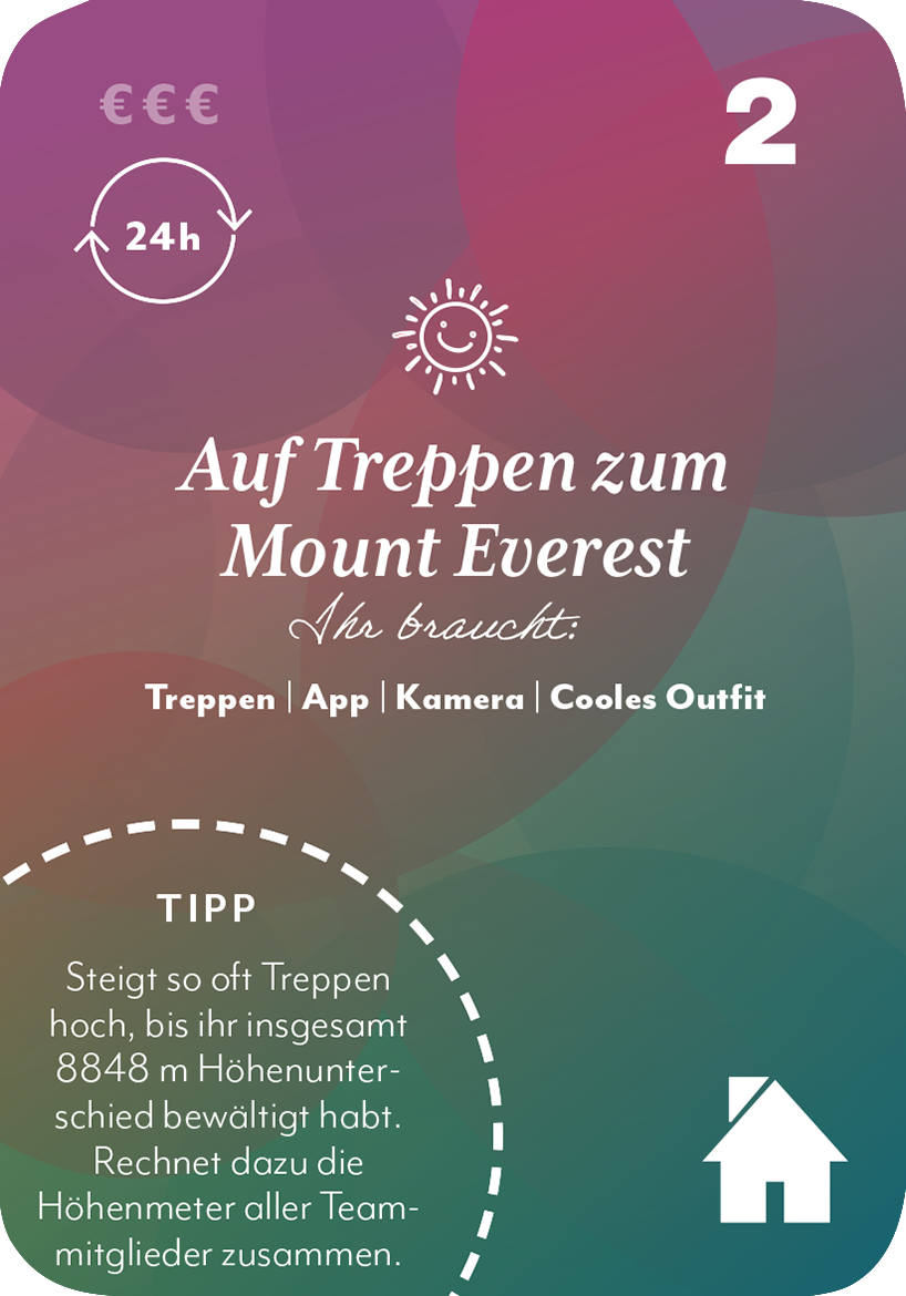 Gezeigt wird eine Innen- oder Zusatzansicht von „100 x Zusammen sein“. Die Karte präsentiert einen bunten, sanften Farbverlauf mit dominierenden Lila- und Grüntönen. In klarer, moderner Typografie steht der Titel „Auf Treppen zum Mount Everest“ in weißer Schrift, umgeben von ikonografischen Elementen. Der Hinweis „TIPP“ hebt sich in einer abgerundeten Kachel ab und enthält eine gut lesbare, informierende Botschaft, die in holistischen, einladenden Schriftzügen verfasst ist.