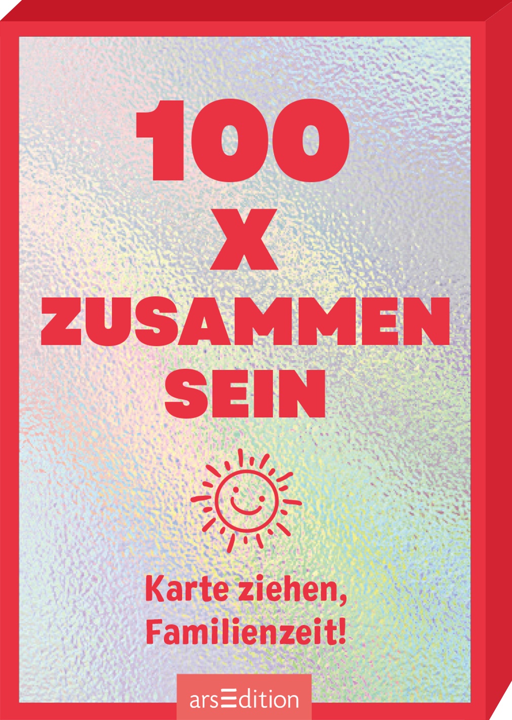 Das Buchcover zeigt einen holografischen Hintergrund in sanften Lila- und Grüntönen, umrahmt von einem roten Rand. In der Mitte steht in großen, roten Buchstaben „100 X ZUSAMMEN SEIN“. Darunter befindet sich ein lächelndes Sonnensymbol, begleitet von dem Text „Karte ziehen, Familienzeit!“. Die Atmosphäre wirkt einladend und fröhlich. Ganz unten mittig steht der Logoschriftzug von arsEdition.