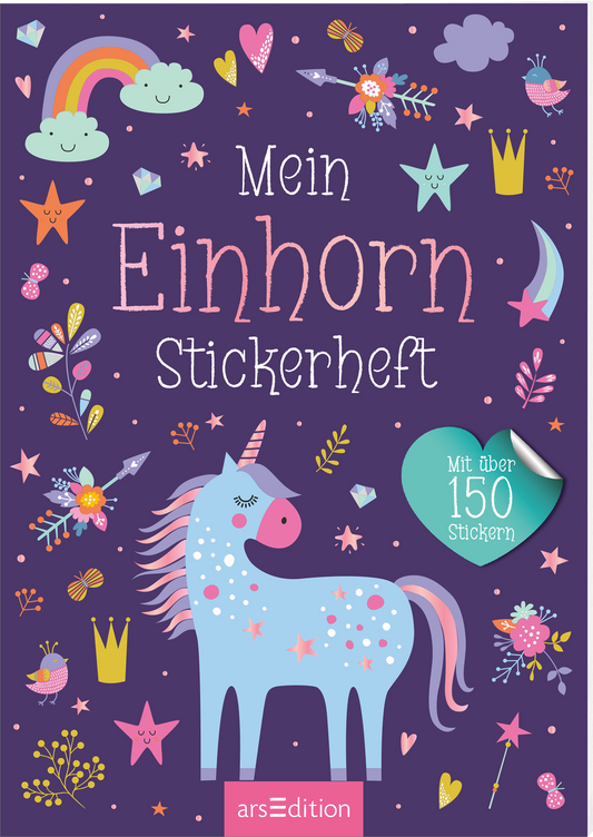 Das Buchcover zeigt ein verspieltes, lila Hintergrundmuster mit bunten Illustrationen von Einhörnern, Regenbögen, Wolken und Sternen. Im Vordergrund ist ein rosafarbenes Einhorn mit buntemHorn und glitzernden Sternen abgebildet. Der Titel „Mein Einhorn Stickerheft“ ist in verspielter, heller Schrift gestaltet. In der oberen rechten Ecke befindet sich ein blauer Aufkleber mit dem Text „Mit über 150 Stickern“. Ganz unten mittig steht der Logoschriftzug von arsEdition.