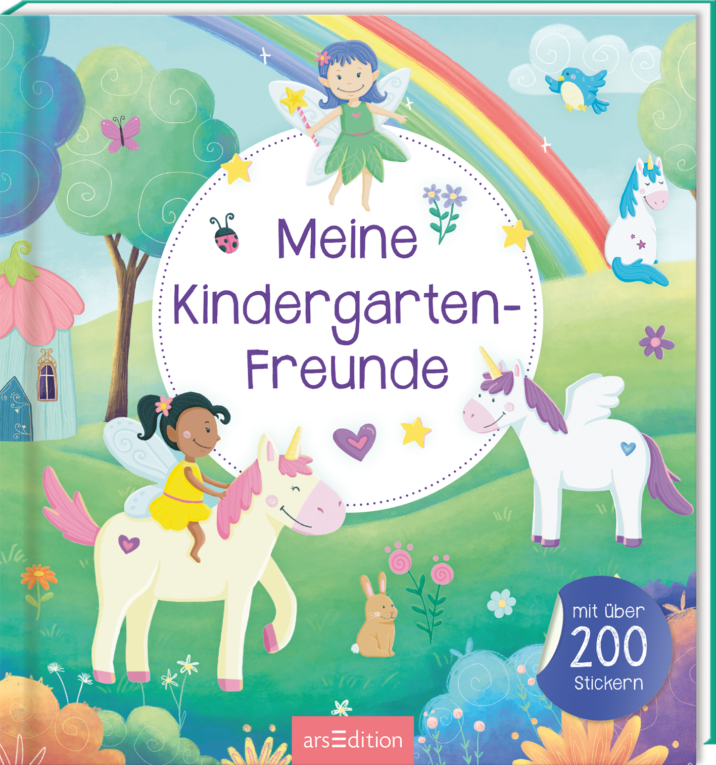 Das Buchcover zeigt eine fantasievolle, farbenfrohe Landschaft mit einem Regenbogen und verschiedenen Märchenfiguren. Eine Fee mit grünen Flügeln schwebt in der oberen Mitte, während ein Mädchen auf einem Einhorn sitzt und lächelt. Der Titel „Meine Kindergarten-Freunde“ ist in verspielter, lila Schrift in einem weißen Kreis platziert. Oben links verweist der Text „mit über 200 Stickern“ auf den zusätzlichen Inhalt. Ganz unten mittig steht der Logoschriftzug von arsEdition.