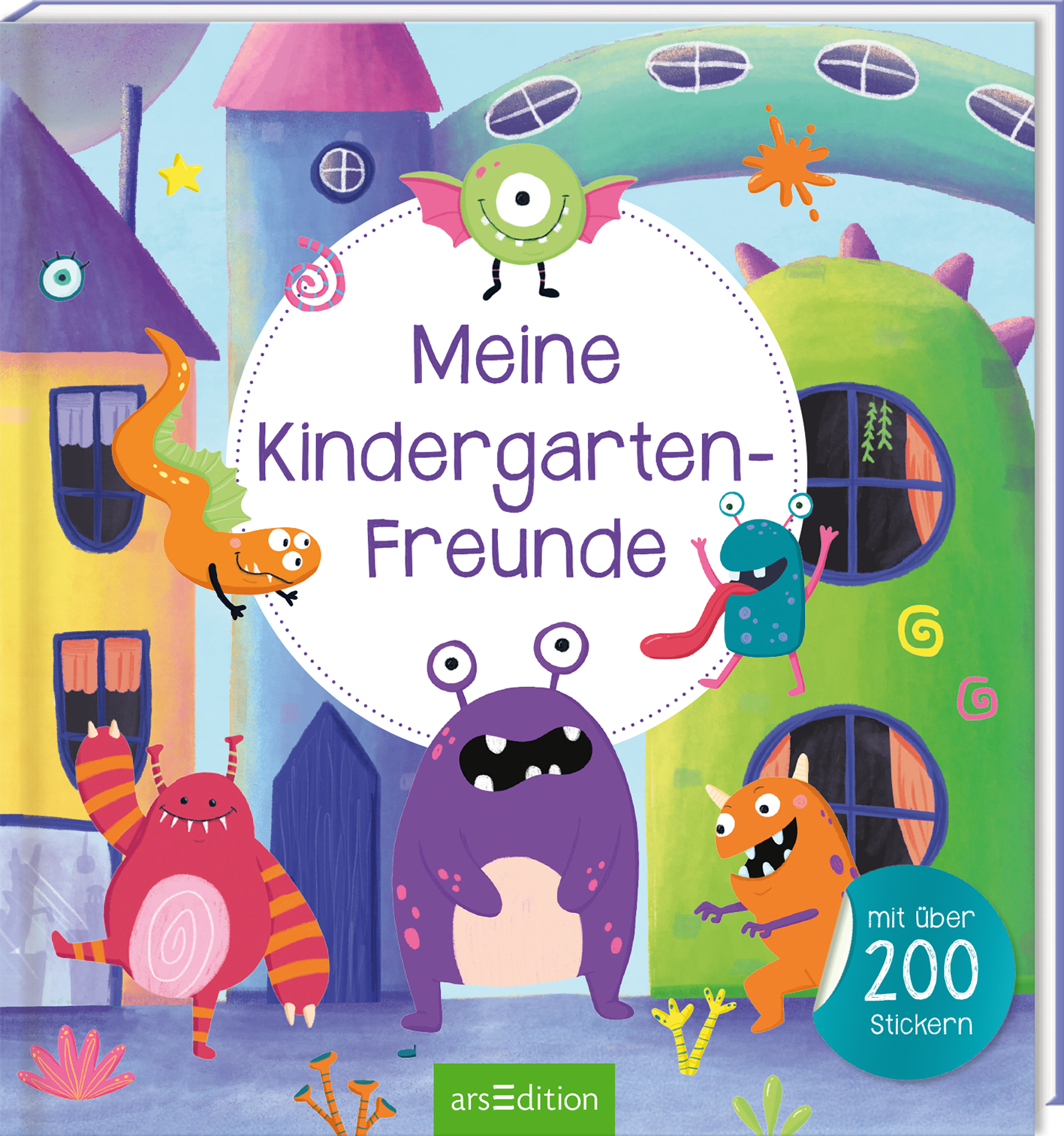 Auf dem Buchcover „Meine Kindergarten-Freunde“ sind bunte, fröhliche Figuren in Gestalt von Monstern und anderen kreativen Wesen abgebildet, umgeben von bunten, fantasievollen Gebäuden. Die Hauptfarbe ist ein lebhaftes Blau, ergänzt durch Gelb, Grün und Lila. Der Titel ist in einer verspielten Schriftart in der Mitte des Covers platziert. Rechts unten befindet sich ein Button mit dem Text „mit über 200 Stickern“. Ganz unten mittig steht der Logoschriftzug von arsEdition.