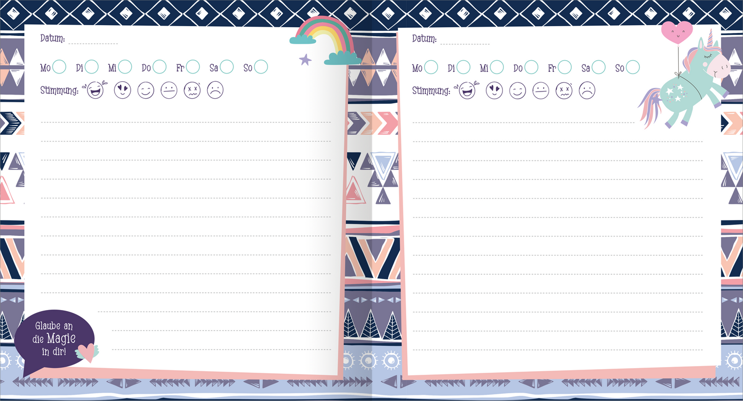 Gezeigt wird eine Innen- oder Zusatzansicht von „Tagebuch mit Schloss – Einhorn“. Die Doppelseite ist in sanften Pastellfarben gestaltet, mit einem rosa- und blau-gestreiften Hintergrund. Am oberen Rand befinden sich kleine Wolken und ein Regenbogen, während ein niedliches, grün-weißes Einhorn auf der rechten Seite abgebildet ist. Unter dem Einhorn steht der Schriftzug „Glaube an die Magie in dir“. Es gibt Platz für Datum und emotionale Ausdrücke, unterstützt durch einfache,...