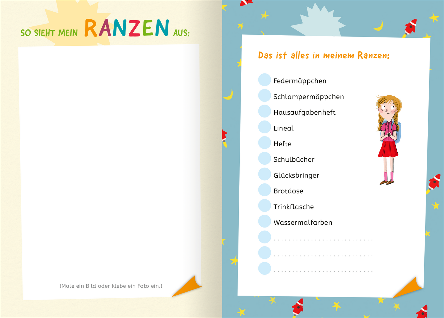„Gezeigt wird eine Innenansicht von „Mein erster Schultag“. Die linke Seite präsentiert einen leeren Bereich für das Einfügen eines Bildes oder Fotos mit der Überschrift „So sieht mein Ranzen aus“ in bunten Buchstaben. Die rechte Seite ist hellblau mit einer Liste von Schulmaterialien, die mit weißen Kästchen zum Abhaken versehen sind. Am unteren Rand findet sich eine Illustration eines Mädchens mit Rucksack, das in einem roten Rock gekleidet ist. Bunte Sterne und Raketen...